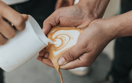 Kaffe och mjölk: En match gjord i himmelen eller en smakmässig fälla?