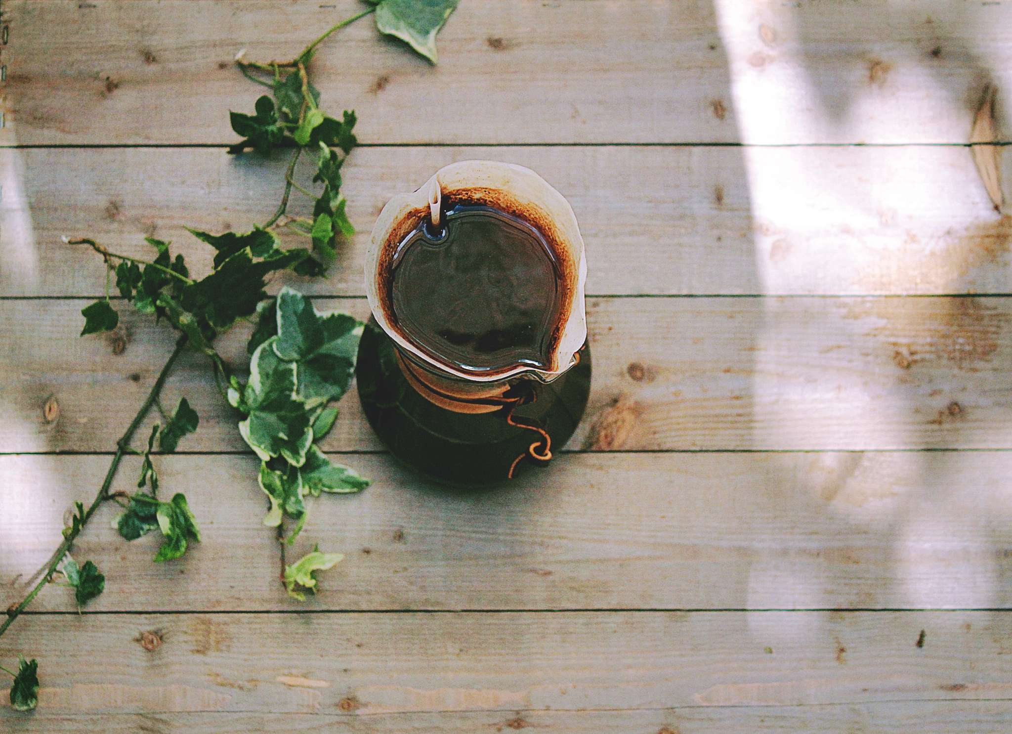 Chemex kaffebryggare/bägare ståendes på ett bord.