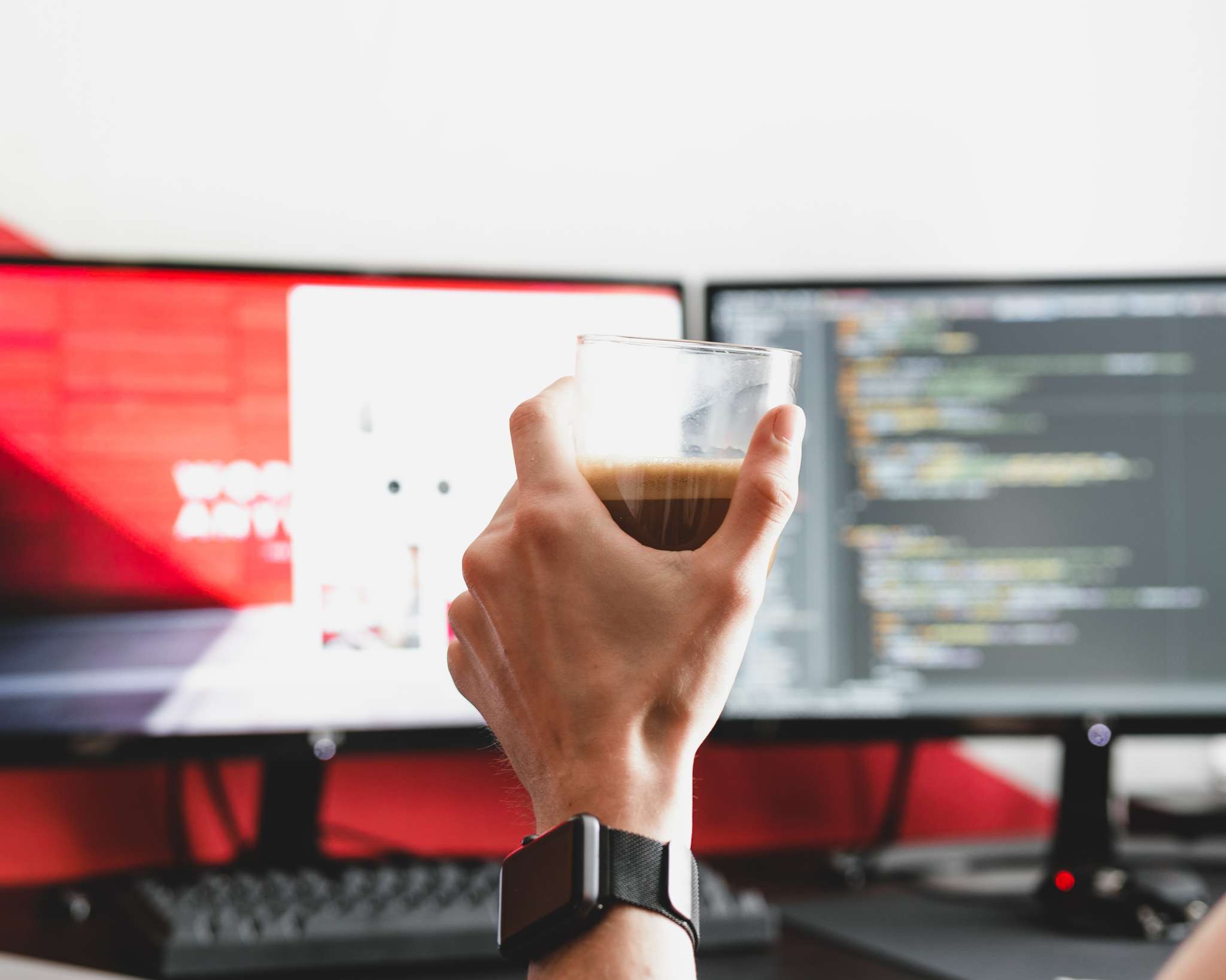 Programerare skålar med kaffe framför skärm