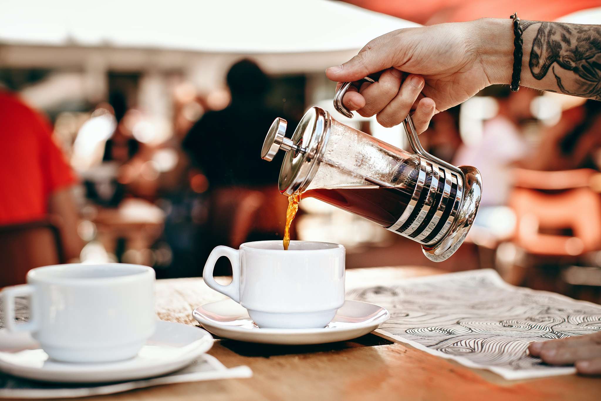 Brygger kaffe med French Press