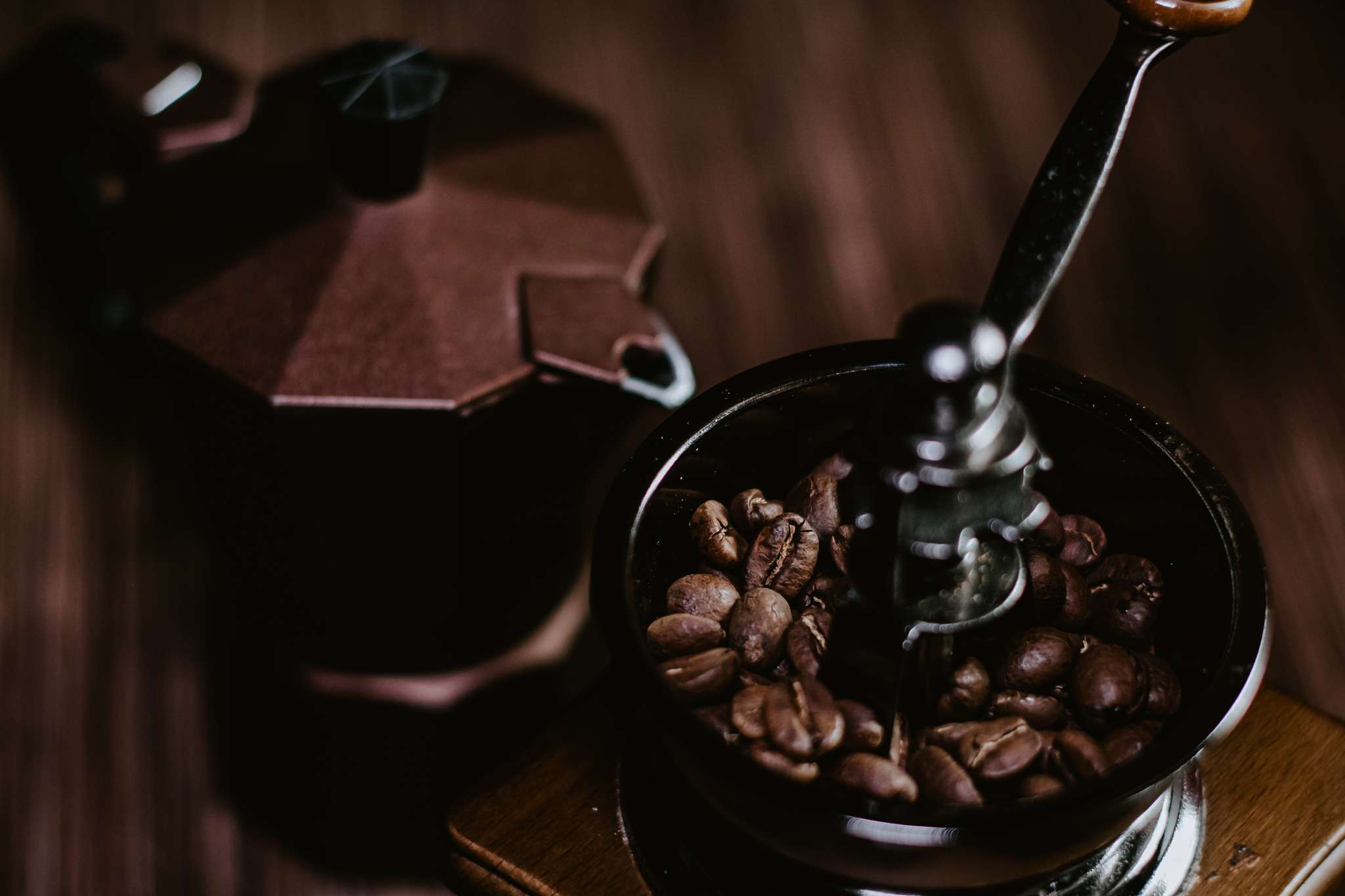 Manuell vintage kaffekvarn bredvid en mocca pot/moccabryggare